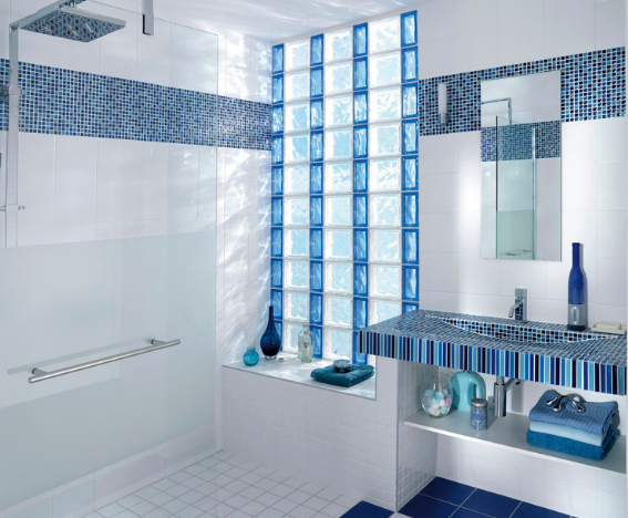 Optez pour les briques de verre pour une salle de bains très design
